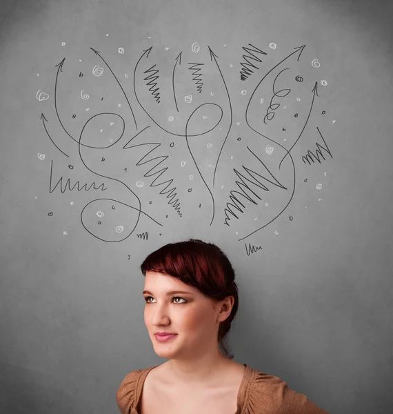 Jeune femme pensant avec des flèches au-dessus de sa tête — Photo