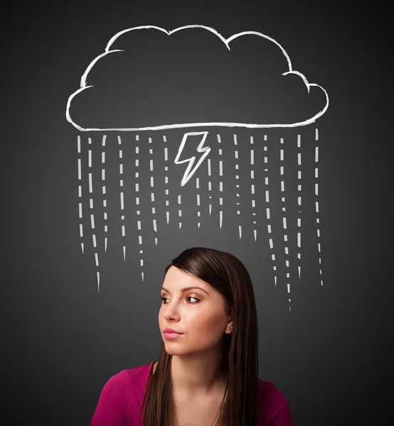 Jeune femme avec nuage de tonnerre au-dessus de sa tête — Photo