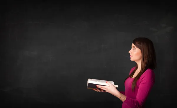 Jovem senhora lendo um livro — Fotografia de Stock