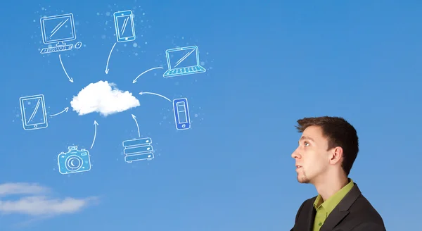 Beau homme regardant le concept de cloud computing sur ciel bleu — Photo