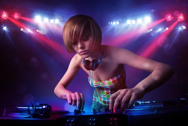 Teenager Dj mixing records in front of a crowd on stage — Stock Photo, Image