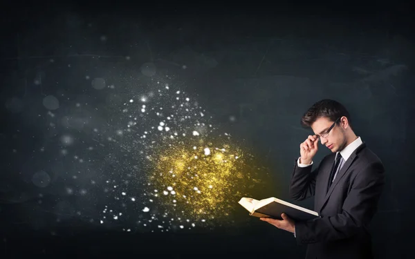 Joven leyendo un libro mágico — Foto de Stock