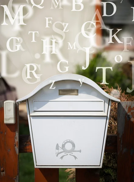 Postbus met uitkomende brieven — Stockfoto