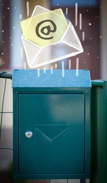 Φάκελος με το σημάδι ηλεκτρονικού ταχυδρομείου που πέφτει στο γραμματοκιβώτιο — Φωτογραφία Αρχείου