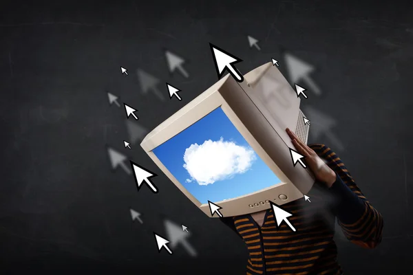 Donna con schermo monitor e cloud computing sullo schermo — Foto Stock