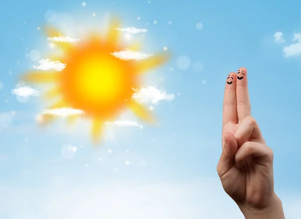 Fröhliche Finger-Smileys mit strahlender Sonne und Wolken — Stockfoto