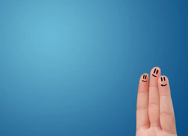 Glücklich Smiley Gesicht Finger Blick auf leere blaue Hintergrundkopie — Stockfoto