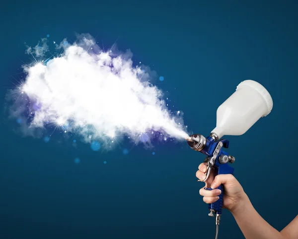 Pintor con pistola de aerógrafo y humo mágico blanco —  Fotos de Stock