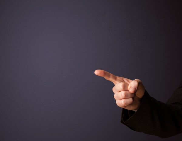 Рука человека в форме пистолета