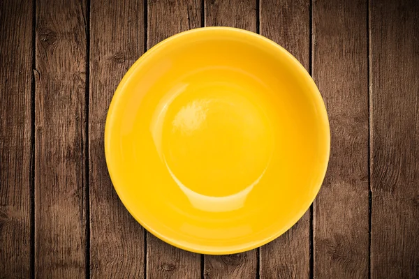 Kolorowy pusty talerz na grungy tle tabeli — Zdjęcie stockowe