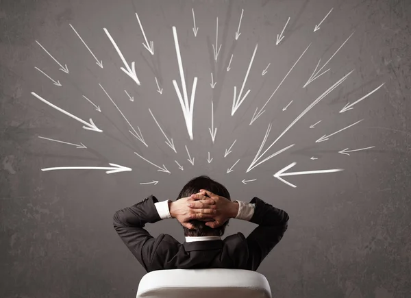 Geschäftsmann mit handgezeichneten Pfeilen, die auf seinen Kopf zeigen — Stockfoto