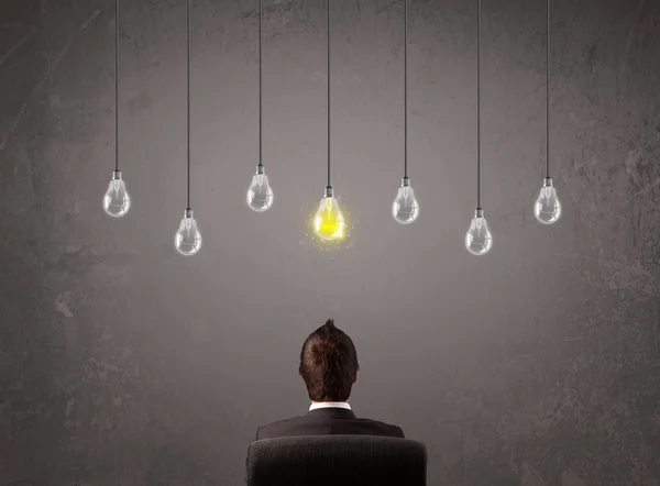 アイデア電球の概念の前にビジネスの男 — ストック写真
