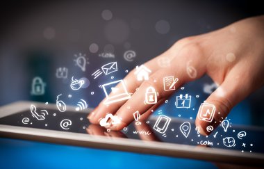 Tablet bilgisayarı üzerinde parmak işareti, sosyal medya kavramı