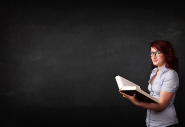 genç bayan bir kitap okuma