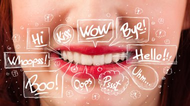 Beyaz baloncuklu güzel kırmızı dudaklar.