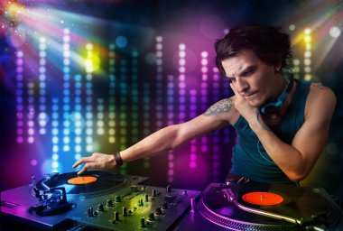 dj ışık gösterisi ile bir disko şarkıları çalma