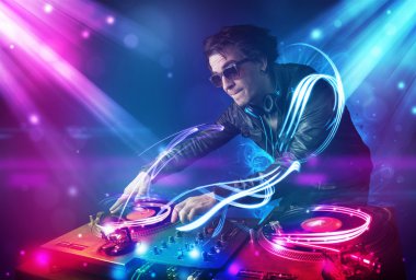 enerjik dj karıştırma müzik güçlü ışık efektleri ile