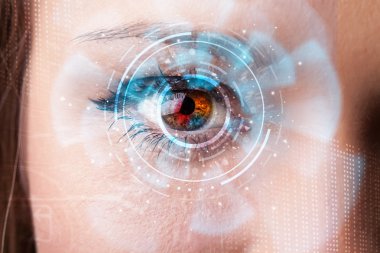 Siber teknoloji göz paneli konsepti ile gelecekteki kadın