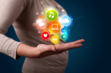 genç kadın renkli teknoloji simgeler ve semboller