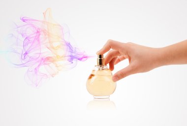 Kadın elleri parfüm sıkıyor.