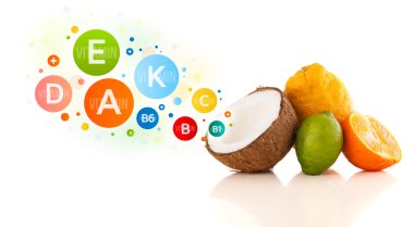 Renkli vitamin sembolleri ve simgeleri olan sağlıklı meyveler