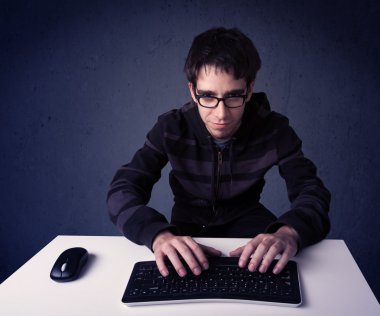 Hacker mavi arkaplanda klavye ile çalışıyor