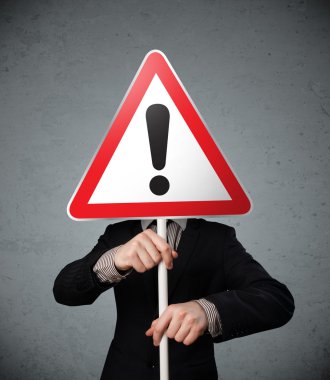 bir ünlem işareti yol işaret tutan işadamı