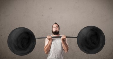 Ağırlık kaldıran komik sıska adam.