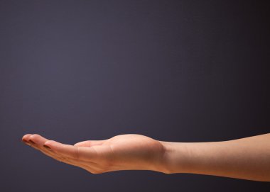 kadın sunan kopya alanı