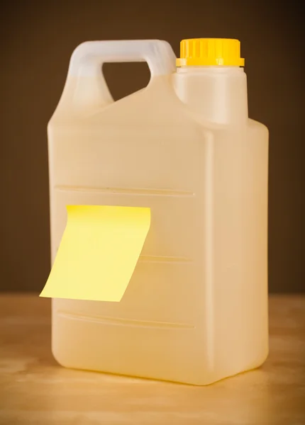 Empty post-it note sticked on gallon — Stock Photo, Image