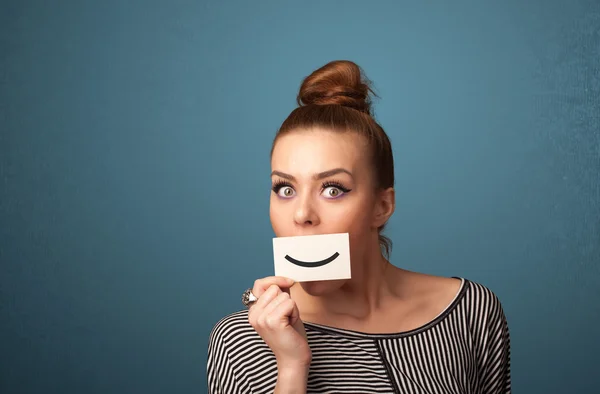 Glad söt kvinna med kort med rolig smiley — Stockfoto