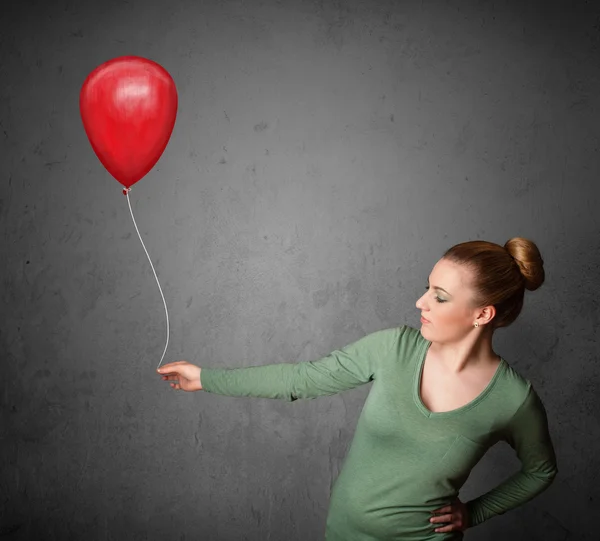 Vrouw met een rode ballon — Stockfoto