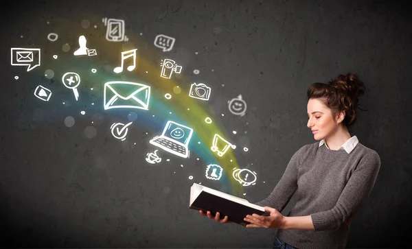 Mujer joven leyendo un libro con iconos multimedia saliendo de t — Foto de Stock