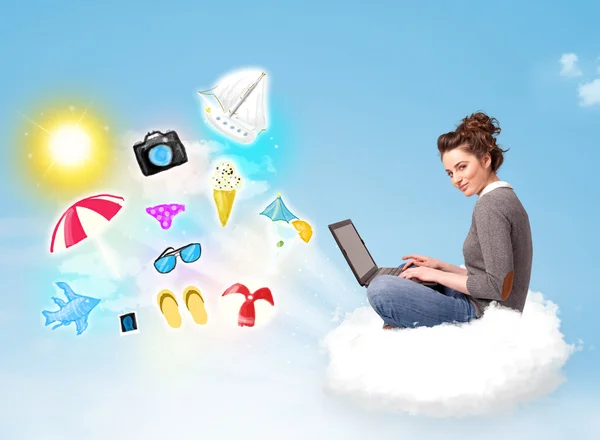 Jovem empresário sentado na nuvem com laptop — Fotografia de Stock