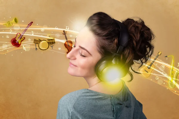 Jeune femme avec écouteurs écoutant de la musique — Photo