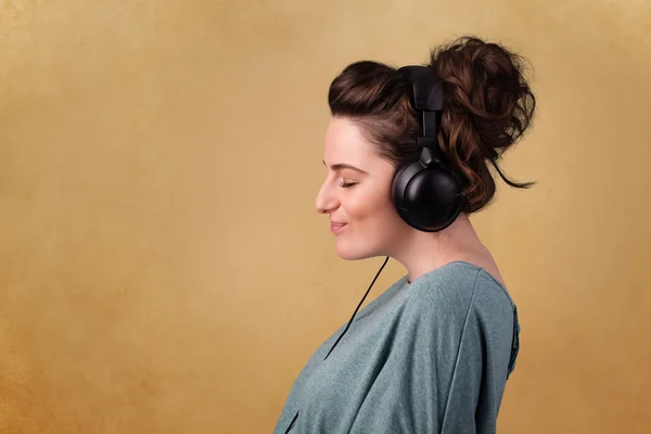 Mujer joven con auriculares escuchando música con espacio para copiar —  Fotos de Stock