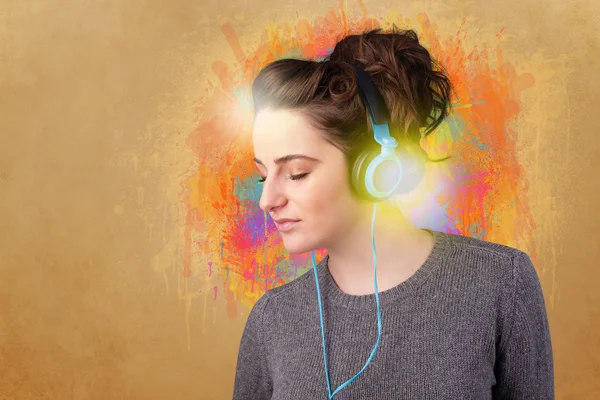 Mujer joven con auriculares escuchando música —  Fotos de Stock