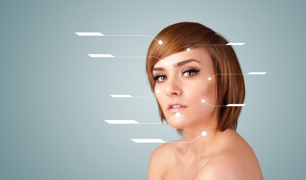 Молодая сексуальная девушка с современными стрелками для ухода за лицом
