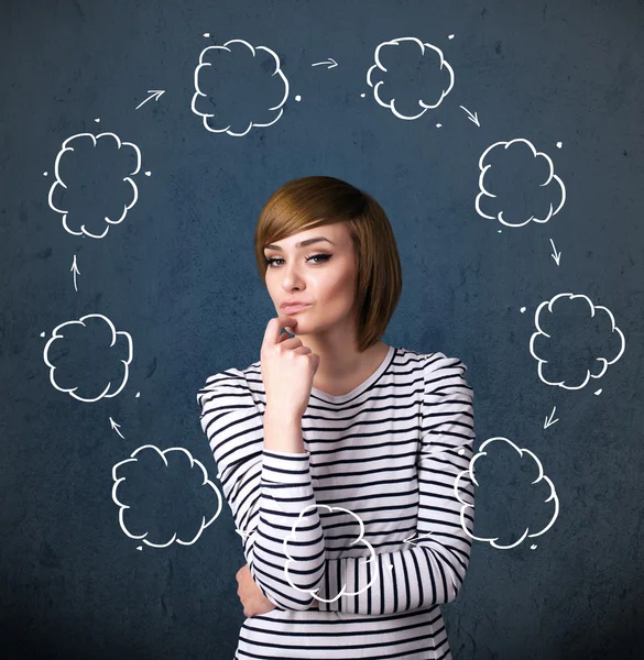 Jeune femme pensant avec la circulation des nuages autour de sa tête — Photo