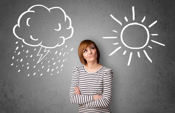 Femme debout entre un soleil et un dessin de pluie — Photo