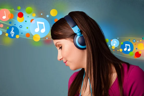 Mujer joven escuchando música con auriculares —  Fotos de Stock