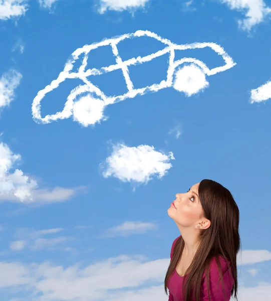 Chica joven mirando la nube del coche en un cielo azul —  Fotos de Stock