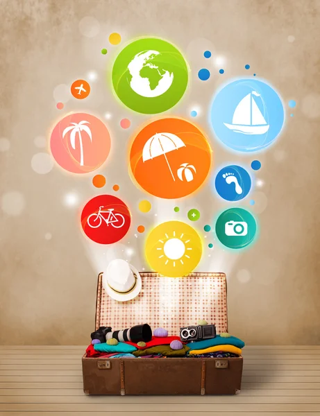Színes nyári ikonok és szimbólumok bőrönd — Stock Fotó