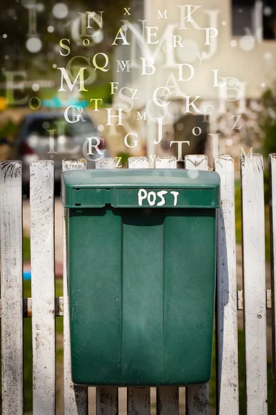 Ταχυδρομείο με γράμματα που βγαίνουν — Φωτογραφία Αρχείου