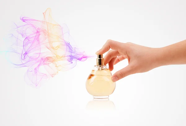 Kvinna händer sprutning parfym — Stockfoto