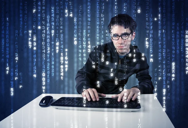 Hacker decoderen van informatie uit futuristische netwerktechnologie — Stockfoto
