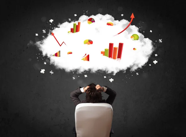 Empresário com gráficos em uma nuvem acima de sua cabeça — Fotografia de Stock