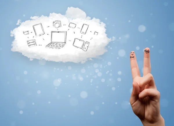 Glückliche Smiley-Finger beim Blick auf Cloud Computing mit Technologie — Stockfoto