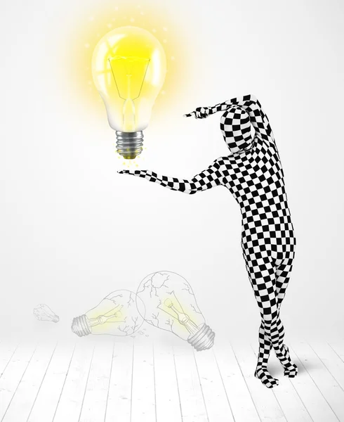 Homem em corpo inteiro com lâmpada brilhante — Fotografia de Stock