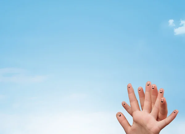 Feliz sonrisa dedos mirando claro azul cielo copyspace — Foto de Stock